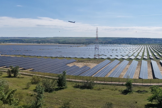 PLANTA SOLAR DEL AEROPUERTO INTERNACIONAL ADOLFO SU&Aacute;REZ MADRID - BARAJAS (142,42 MW)
